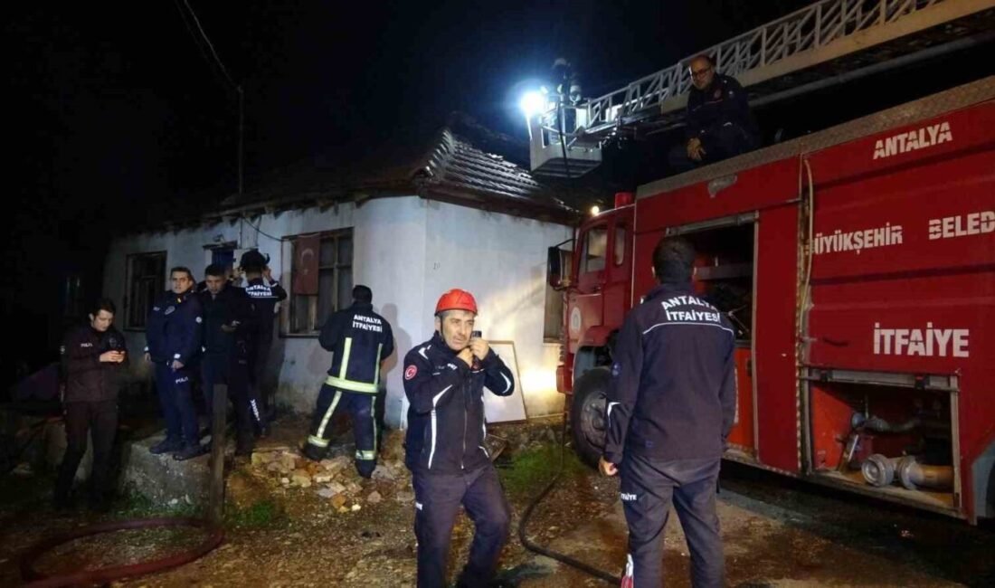 Antalya’da çıkan yangında evde mahsur kalan 2 çocuk ve 1