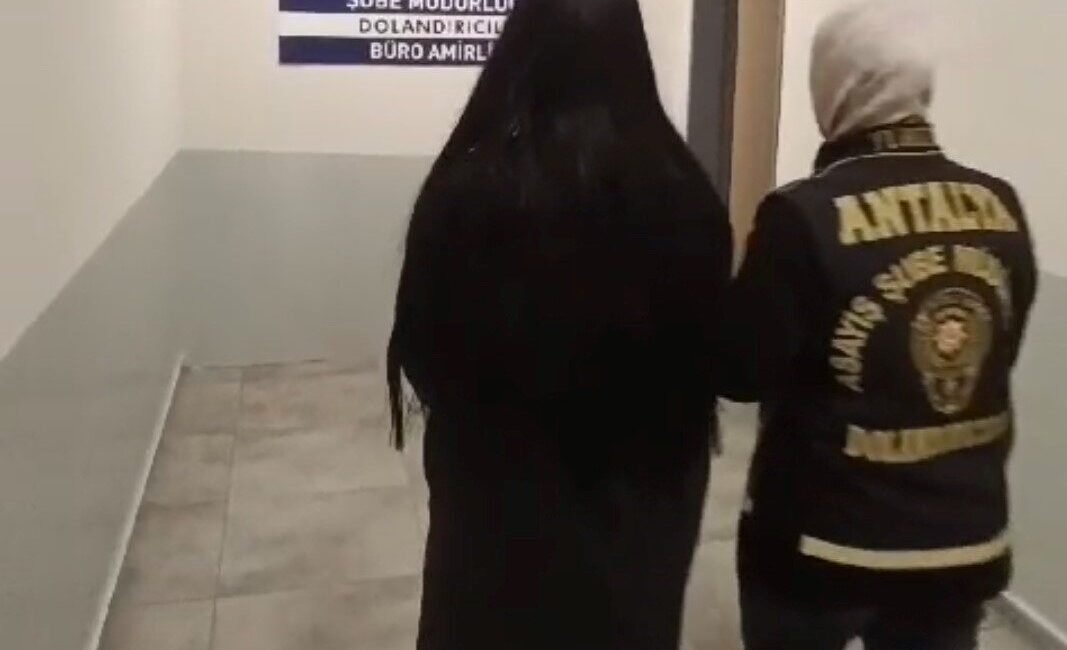 Antalya’da, telefonda kendisini İl Göç İdaresinde görevli polis olarak tanıtıp,