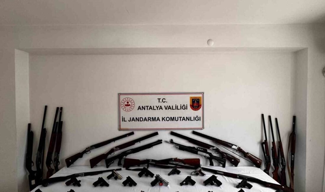 Antalya’nın Alanya ilçesinde çok sayıda tabanca, tüfek ve mühimmat ele