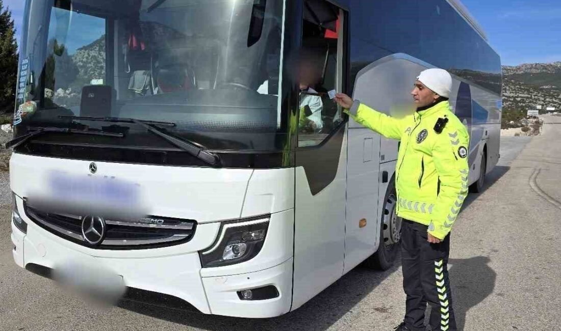 Antalya İl Emniyet Müdürlüğü ekipleri, trafik güvenliğini sağlamak amacıyla son
