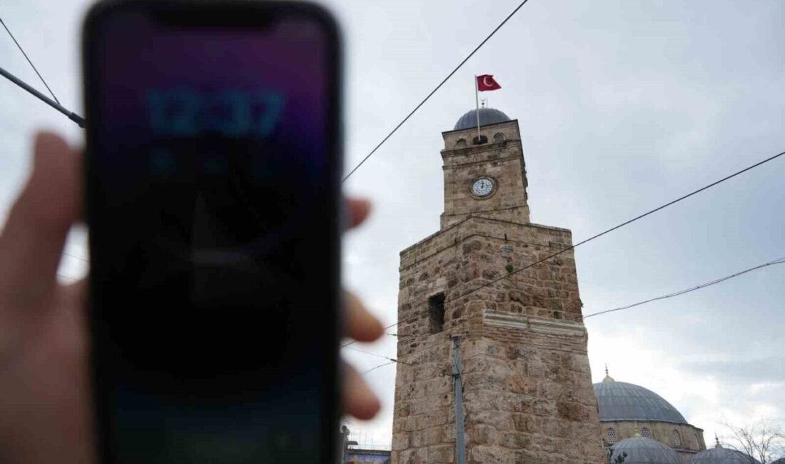 Antalya’nın tarihi Kaleiçi Saat Kulesi’ndeki orijinal saatin çalınıp yerine plastik