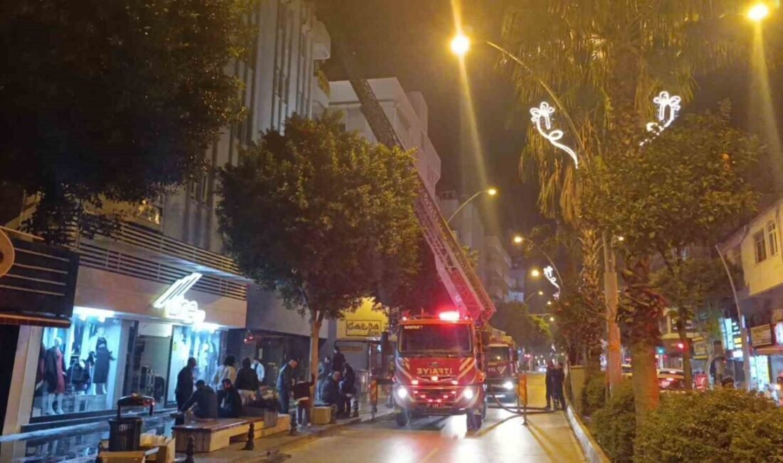 Manavgat’ta 5 katlı apartmanın çatısında çıkan yangın kısa süreli paniğe