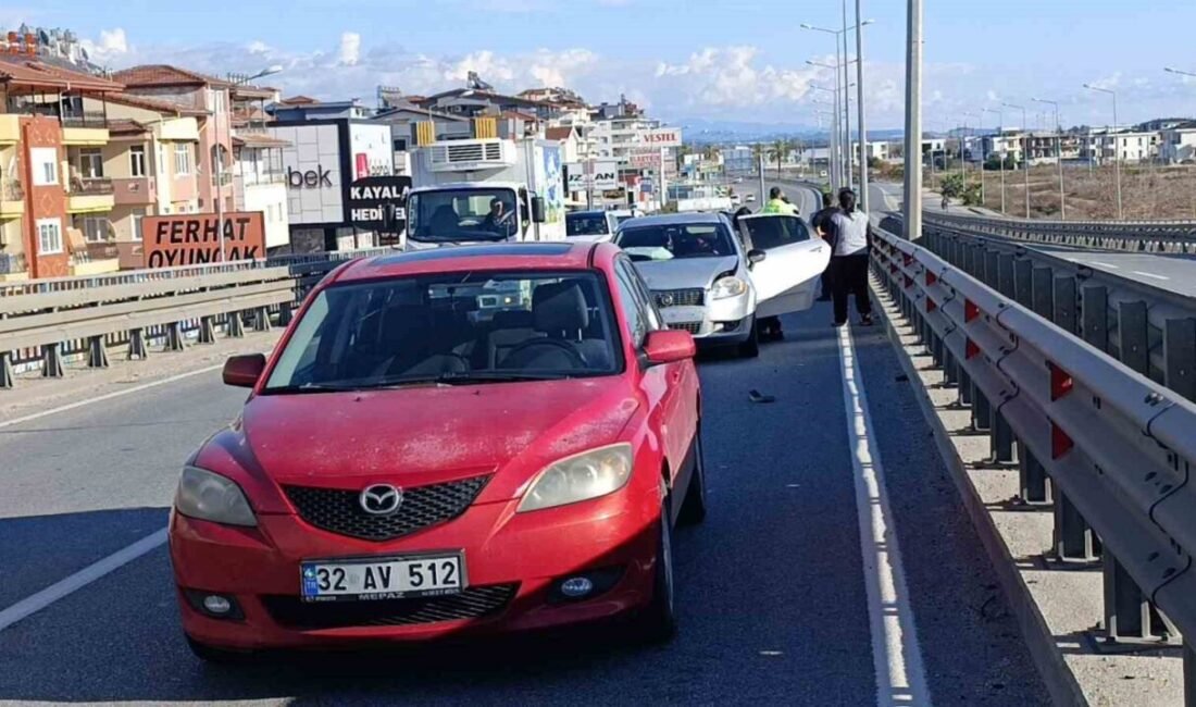 Antalya’nın Manavgat ilçesinde arızalanan otomobilini hiçbir önlem almadan iterek götürmeye
