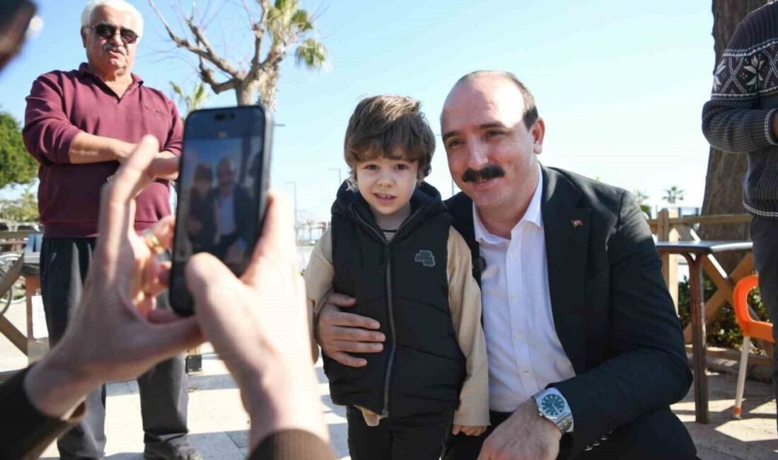 Konyaaltı Belediye Başkanı Cem Kotan, belediyeye bağlı Emekli Kahvesi’ni ziyaret