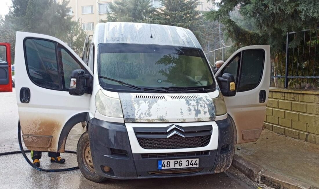 Burdur’da sigara izmaritinin koltuğa düşmesiyle yanmaya başlayan park halindeki minibüs,