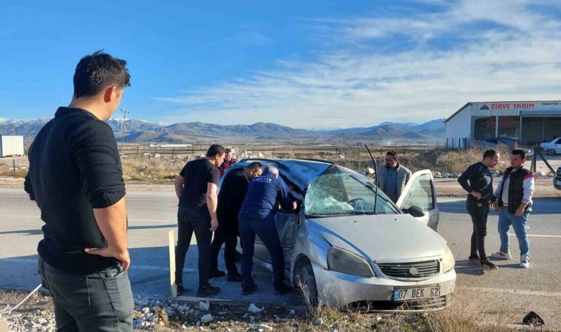 Burdur’un Karamanlı ilçesinde kontrolden çıkan otomobilin refüje çarpması sonucu 1