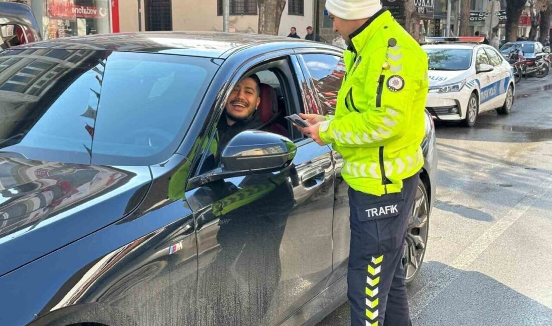 Burdur’da trafik polisleri, sürücülere acil durumlarda hayat kurtaran “fermuar sistemi”
