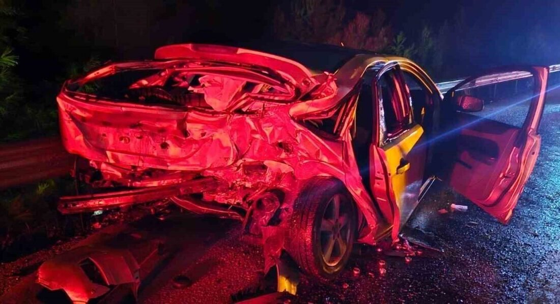 Burdur’un Bucak ilçesinde iki otomobilin çarpışması sonucu 6 kişi yaralandı.