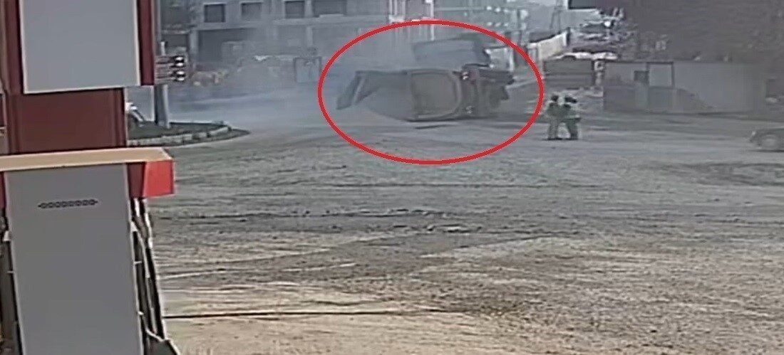 Hatay’da çakıl yüklü hafriyat kamyonunun virajı alamayıp devrildiği ve çakılların