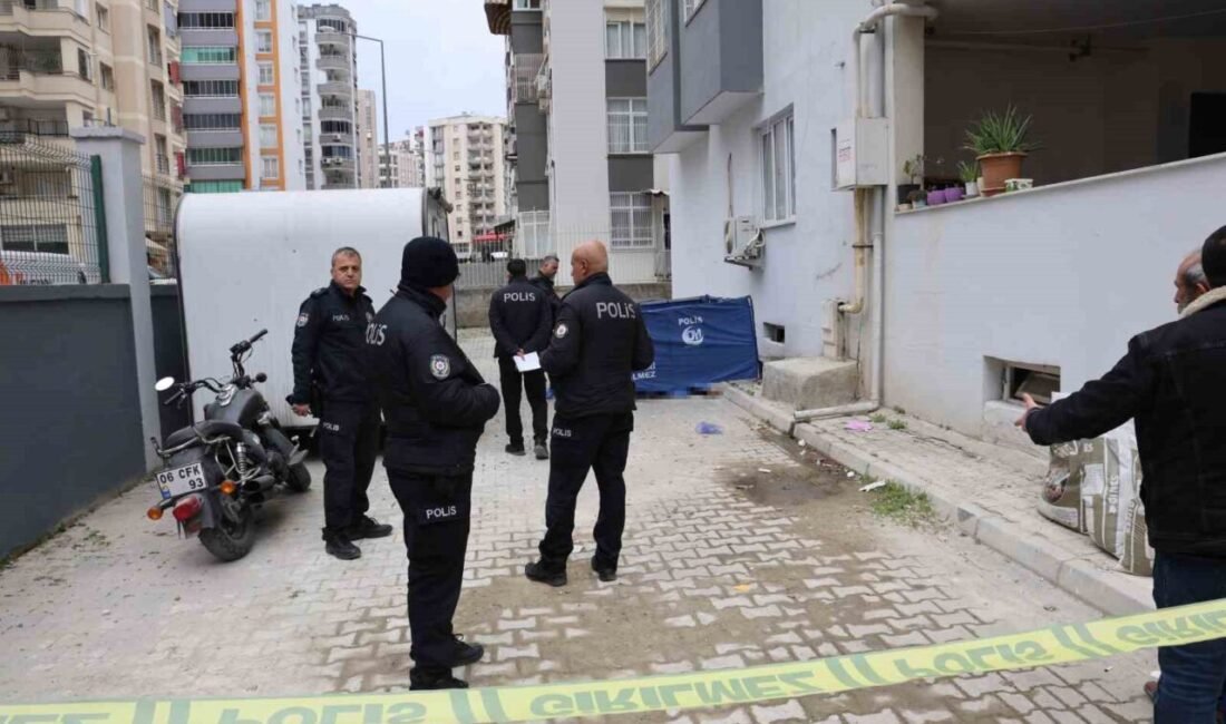 Adana’da 13. kattaki evinin camını silen bir kadın aşağı düşerek