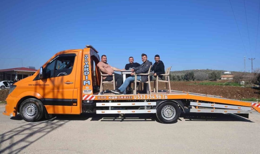 Hatay’da çekici üzerine masa ve sandalye koyarak şehri gezen araç