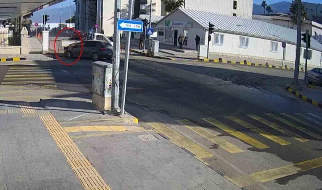 Hatay’da kamyonetle çarpışan otomobilin motor kısmının alevlere teslim olmasıyla araçta