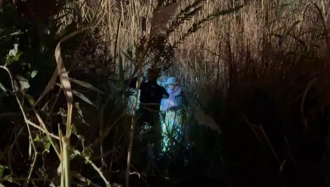 Antalya’da Kadınlar Plajı girişindeki çayda mahsur kalarak bataklığa saplanan kadın,