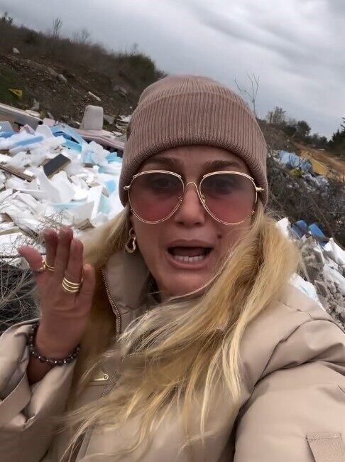 Antalya’nın Manavgat ilçesinde ikamet eden ünlü manken Tuğba Özay, karşılaştığı