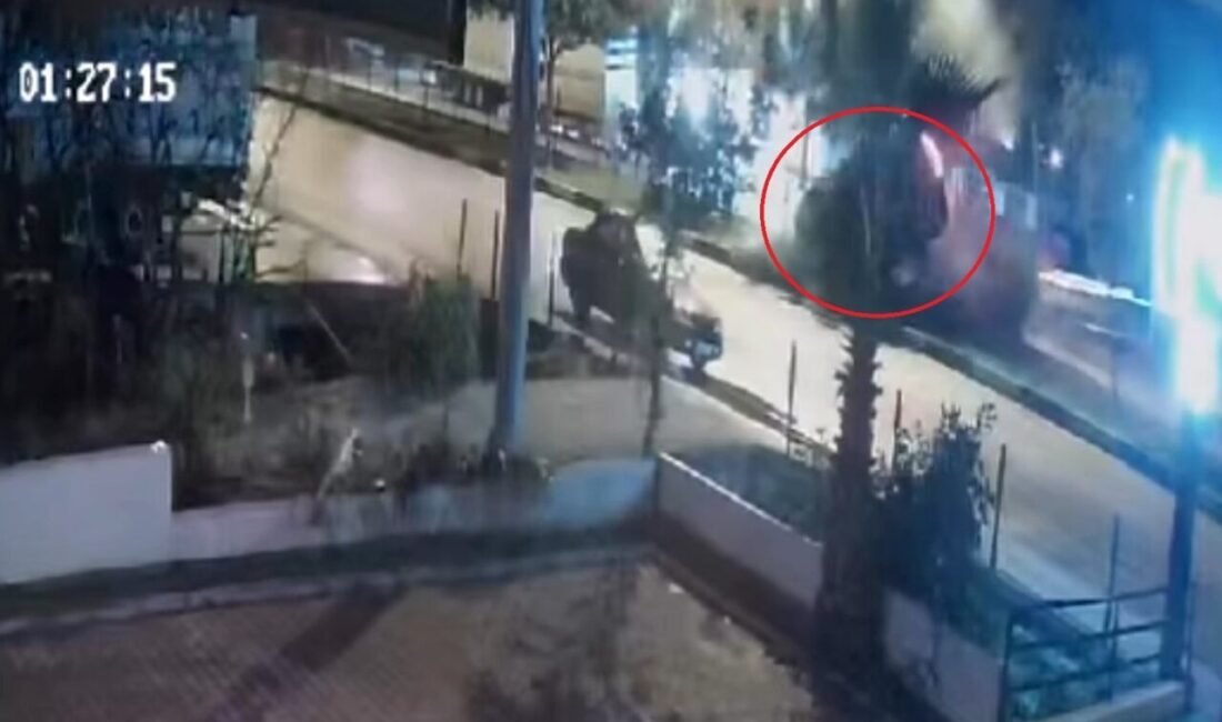 Antalya’nın Demre ilçesinde sürücüsünün direksiyon hakimiyetini kaybetmesi sonucu yoldan çıkarak