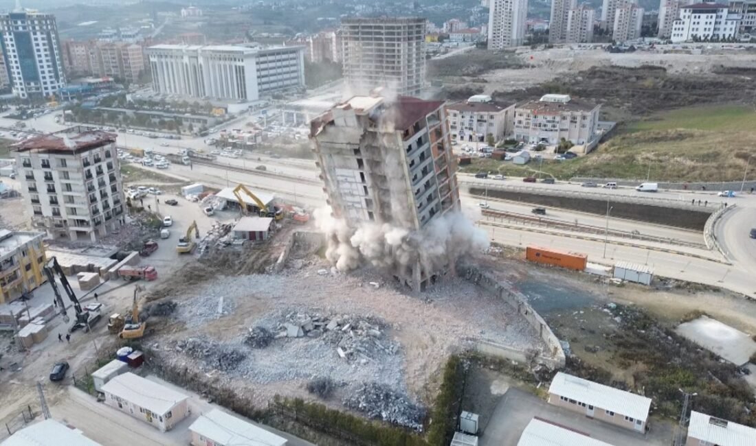 Hatay’ın Antakya ilçesinde 14 katlı binanın iş makinesiyle halatla çekilerek