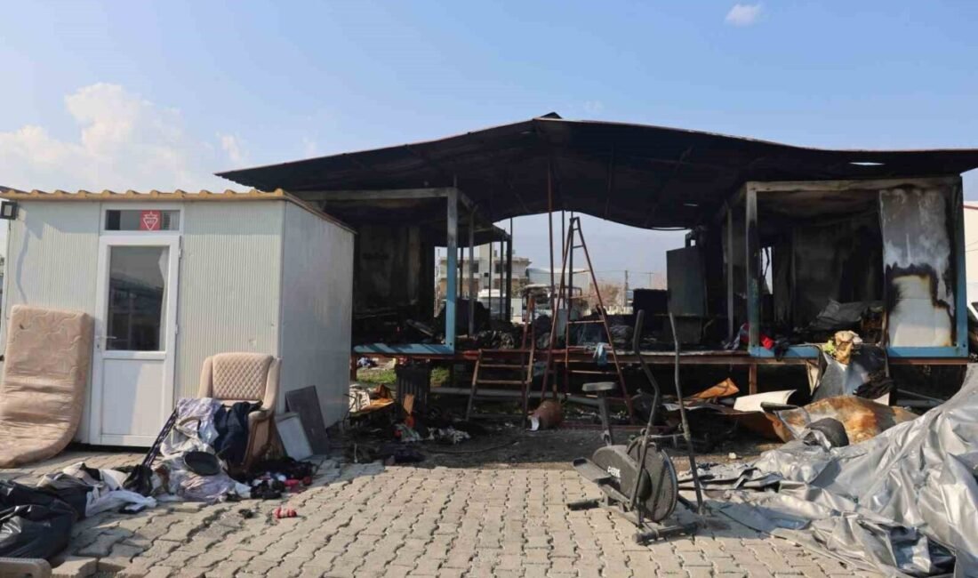 Hatay’da depremzede ailenin yaşadığı konteyner alevlere teslim olarak kullanılmaz hale