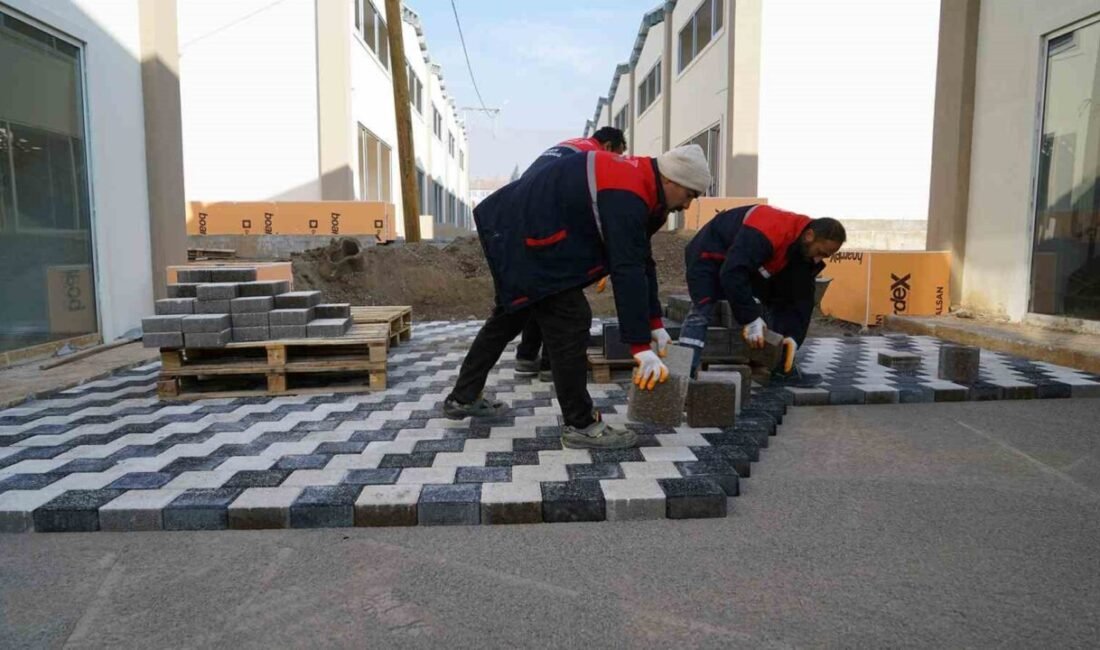 Kahramanmaraş’ta deprem nedeniyle yıkılması planlanan alandaki esnafın geçici iş yerleri