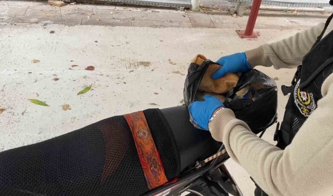 Adana’da ekmek arasında uyuşturucu hap saklayan şüpheli narkotik polisinden kaçamadı.