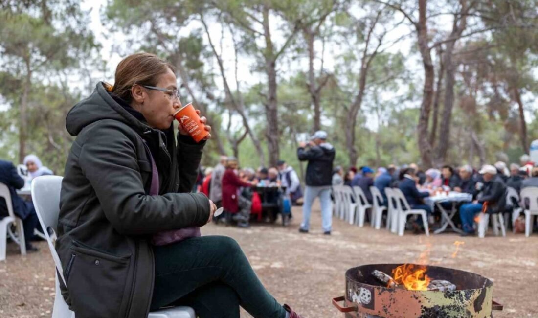 Mersin’de emekli evi üyeleri, Kuyuluk Tabiat Parkı’nda düzenlenen etkinlikte bir