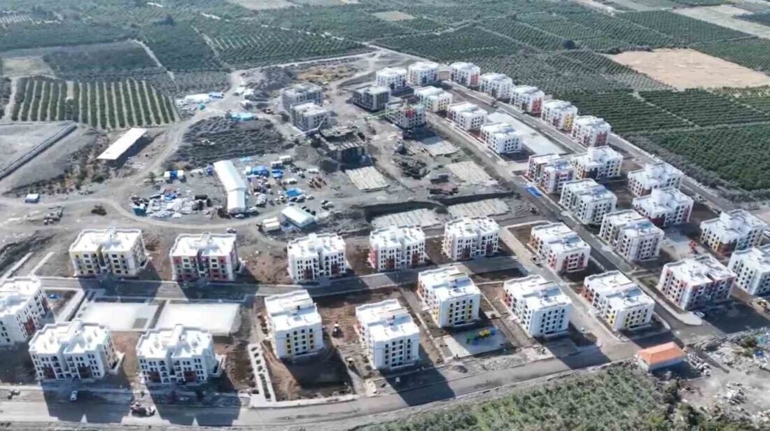 Hatay’ın Erzin ilçesinde TOKİ tarafından inşa edilen 635 deprem konutunda