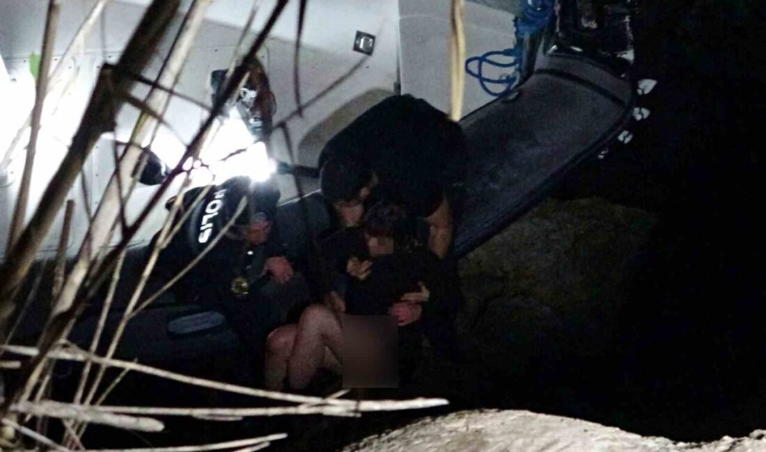 Antalya’da yaklaşık 20 metrelik falezlerden kayalıklara düşen genç kızın yardım