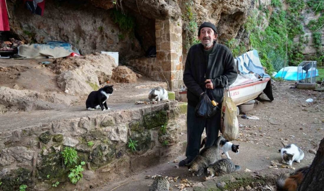 Antalya’nın falezlerindeki tarihi surlarda bulunan bir oyukta 4 yıldır hayatını