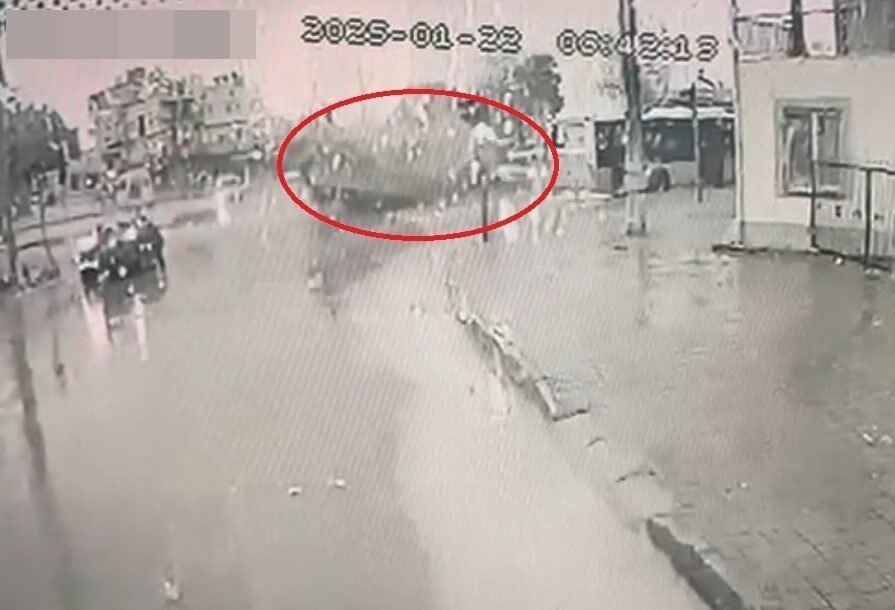 Antalya’da kavşakta metrelerce sürükleyip üzerine devrildiği araçtaki genç kadının ölümüne
