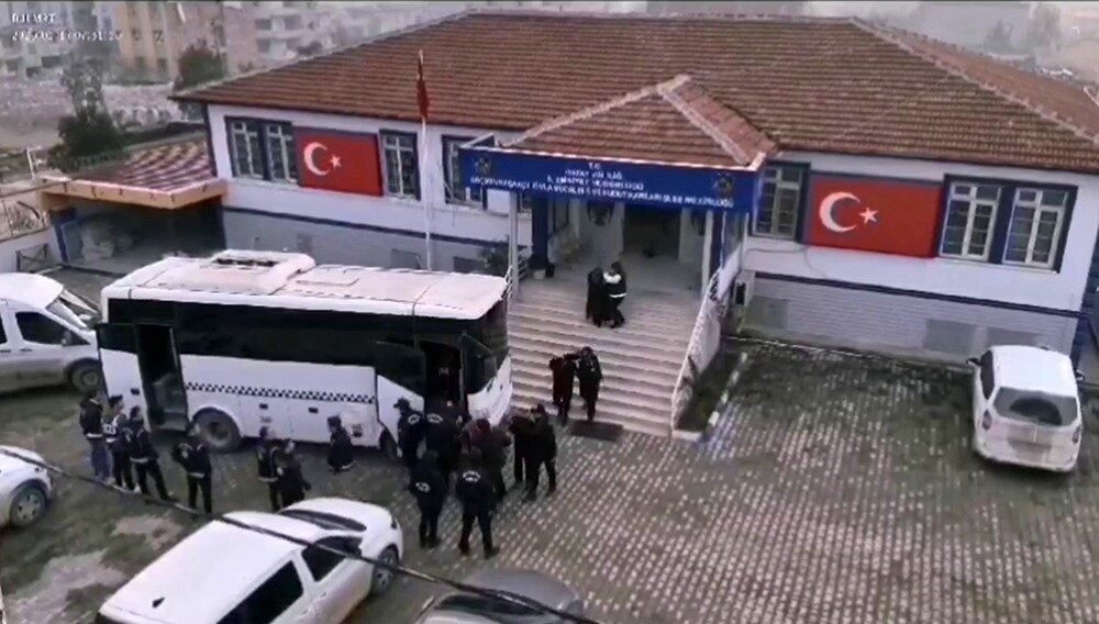 Hatay’da göçmen kaçakçılığı yapan 18 şahıs, polis ekipleri tarafından yakalanarak