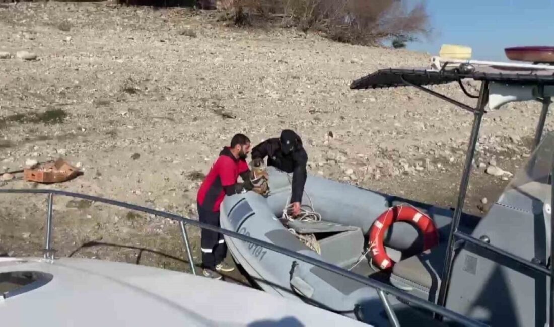 Adana polisi Seyhan Baraj Gölü’nde suyun yükselmesiyle adacıklarda mahsur kalan