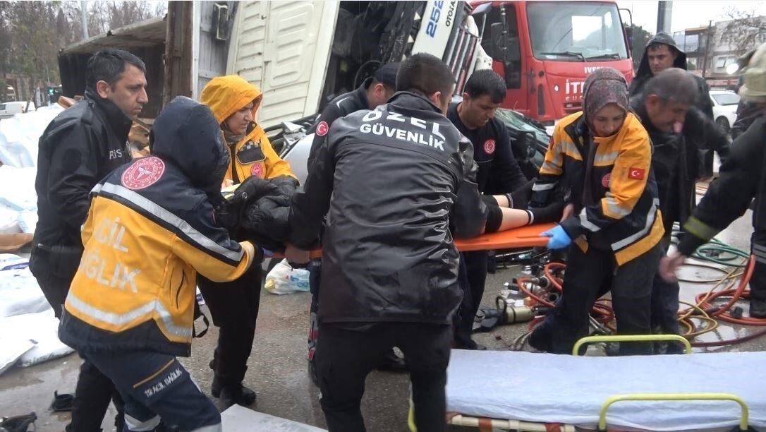 Antalya’da gübre yüklü kamyon kavşakta bir otomobili önüne alıp metrelerce