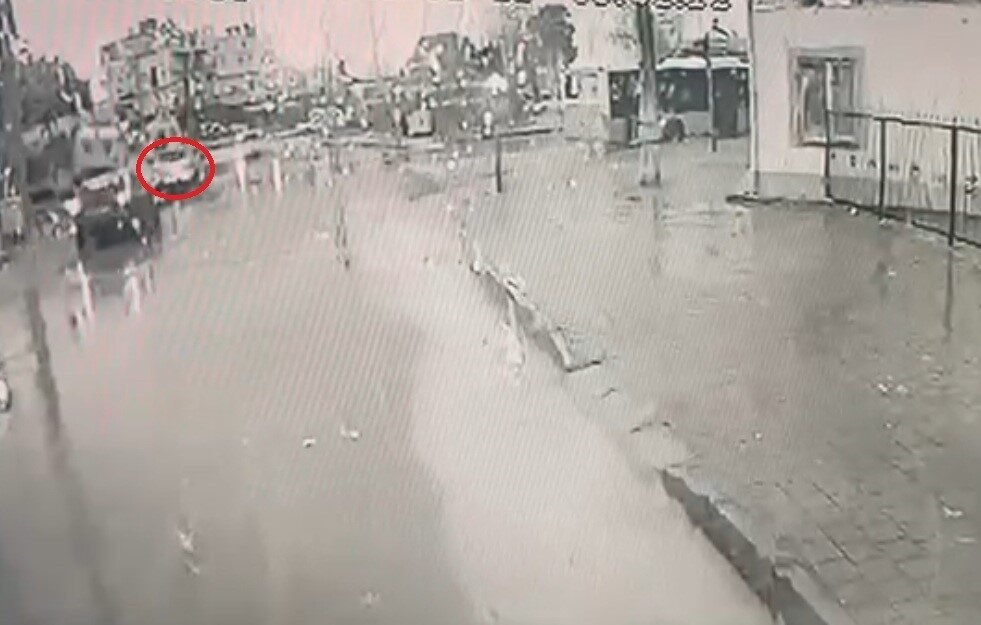 Antalya’da gübre yüklü kamyonun kavşakta çarptığı otomobili metrelerce sürükledikten sonra