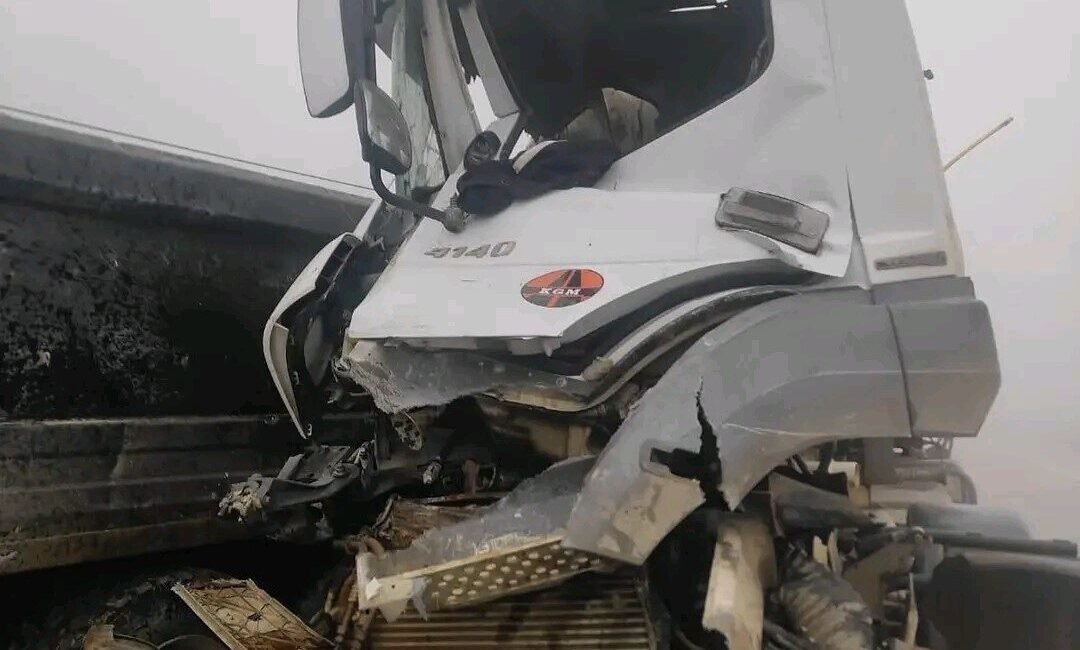 Hatay’da hafriyat kamyonu ile beton mikserinin çarpıştığı kazada 2 sürücü