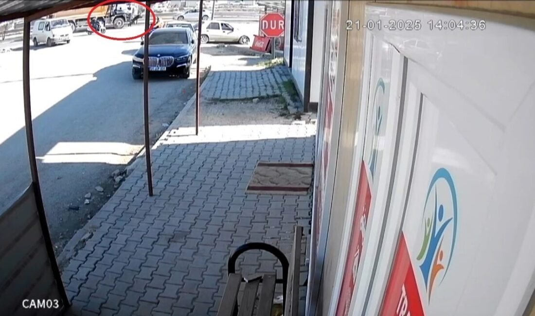 Hatay’da yolun karşısına geçmeye çalışan yaşlı adama, hafriyat kamyonunun çarptığı