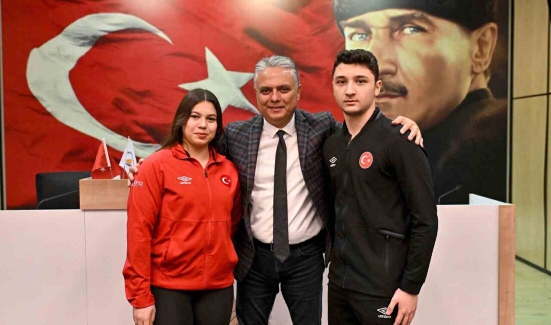 Milli sporcular Zeynep Nur Pehlivan halterde, Efe Sağdıç ise karate