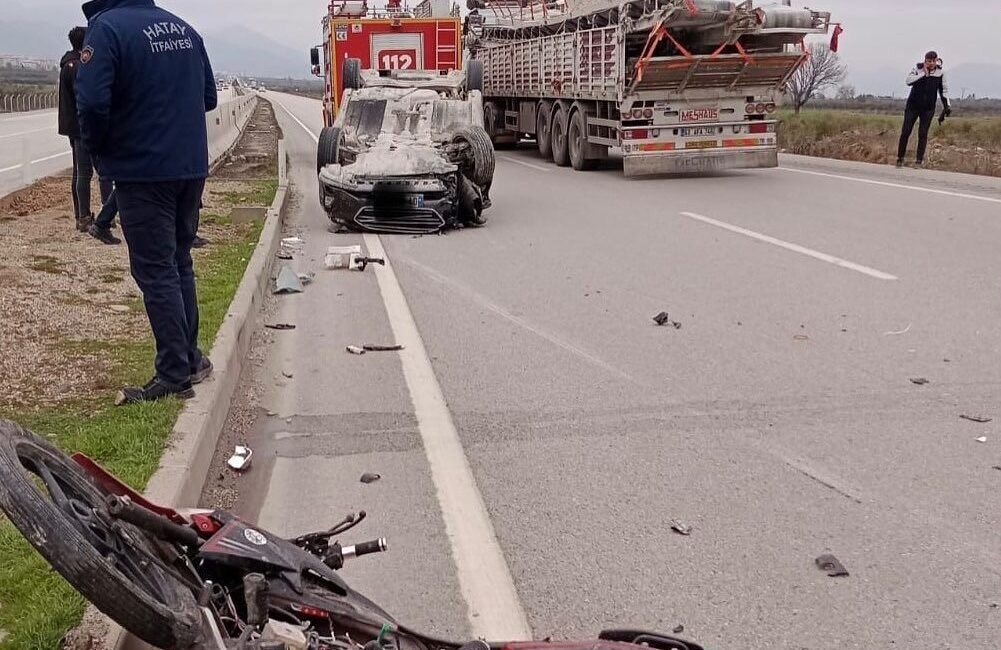 Hatay’ın Hassa ilçesinde üç aracın karıştığı trafik kazasında 2 sürücü