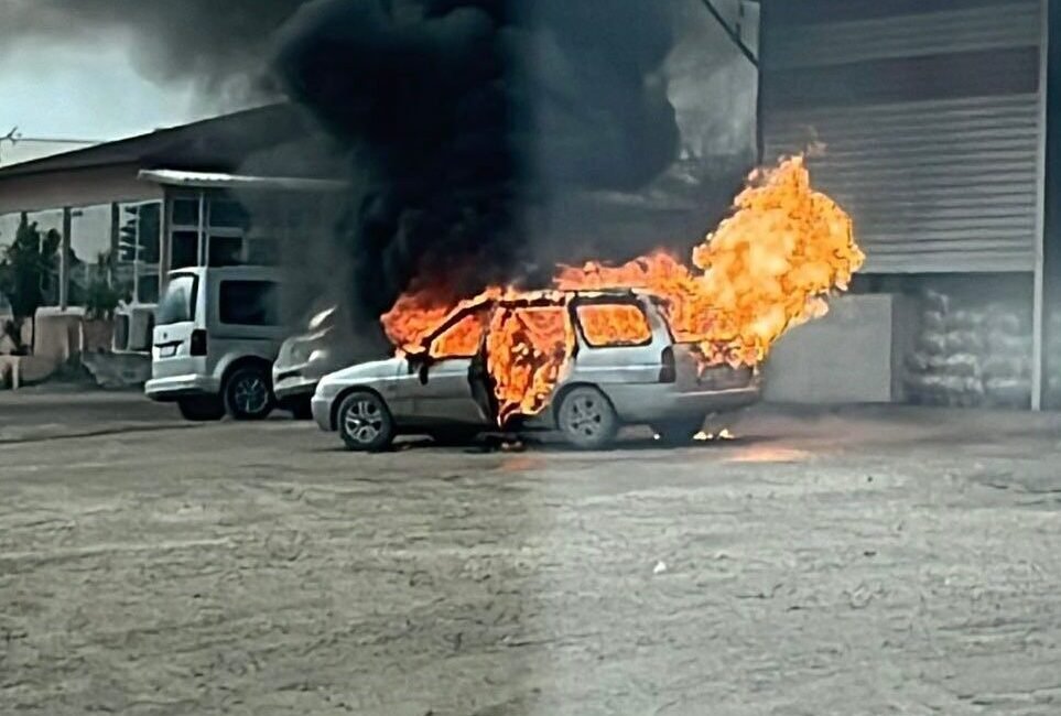 Hatay’ın Antakya ilçesinde motor kısmı yanmaya başlayan otomobil, alevlere teslim