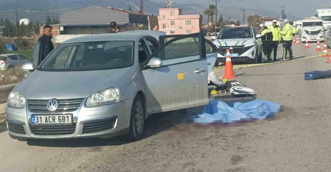 Hatay’ın Antakya ilçesinde otomobilin yola savurduğu motosikletli kamyonetin çarpması sonucu