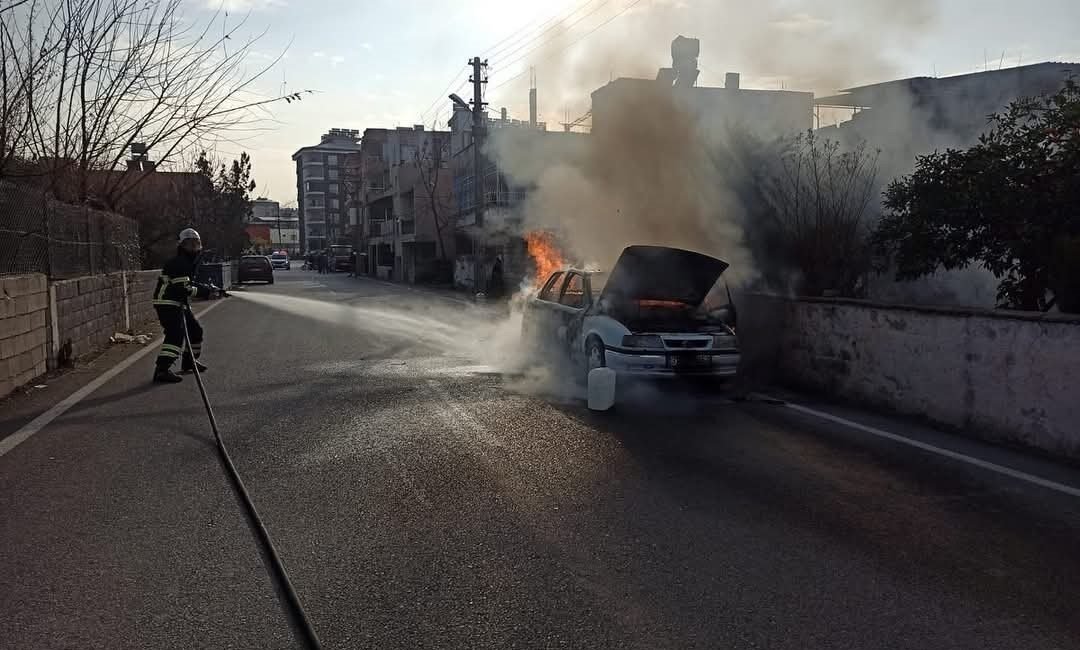 Hatay’ın Payas ilçesinde hareket halindeki otomobilde çıkan yangın, itfaiye ekiplerince