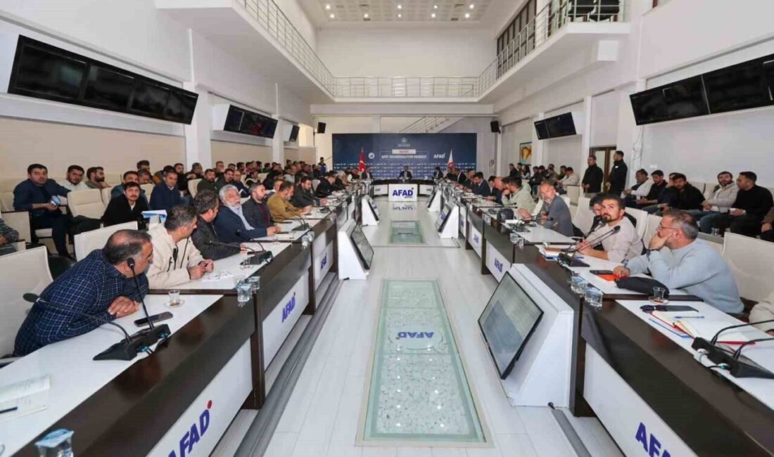 Hatay’da afetzede vatandaşlara yuva olacak konutlarda yürütülen çalışmalar, Vali Mustafa