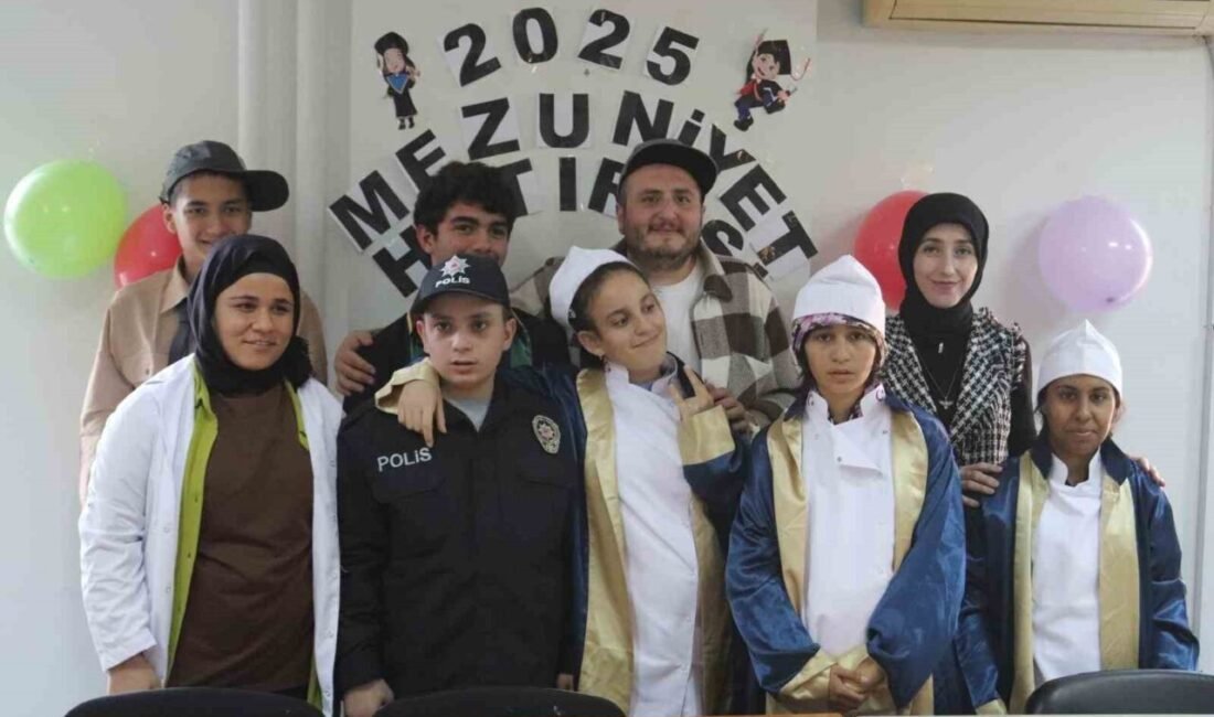 Antalya’nın Serik ilçesinde özel öğrencilere temsili mezuniyet ve diploma töreni