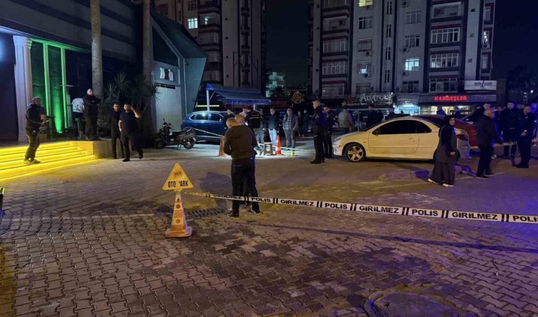 Adana’da bir eğlence mekanı önünde 2 kişinin silahlı kavgasında mekandan
