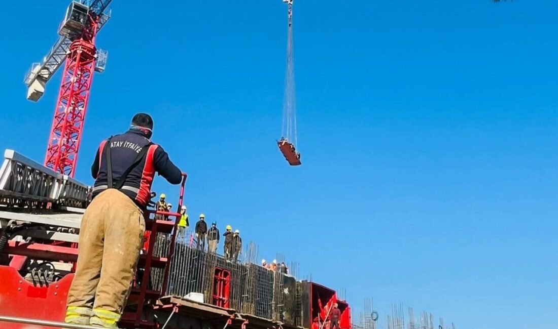 Hatay’da inşaatta kat boşluğuna düşerek yaralanan işçi itfaiye ekipleri tarafından