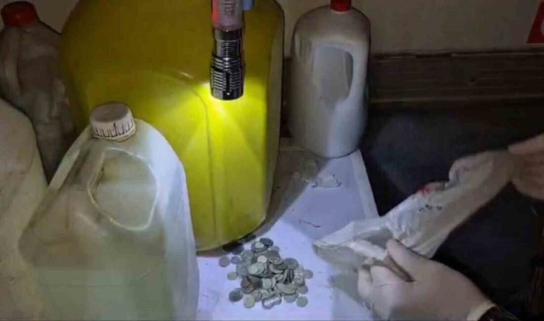 Burdur’da jandarma ekiplerinin bir eve düzenlediği operasyonda çok sayıda tarihi