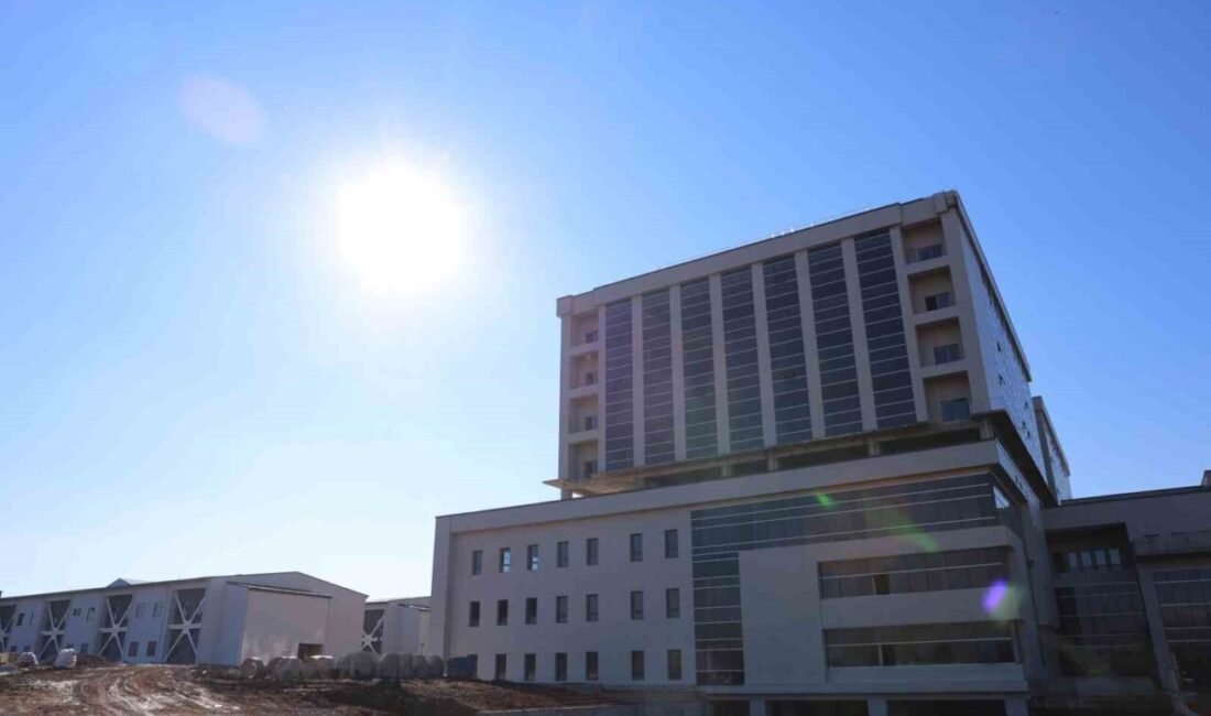 Kahramanmaraş merkezli depremler sonrası yapımına başlanan Ferhuş Sağlık Kompleksi inşası