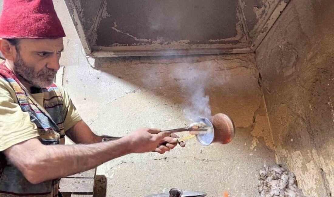 Kahramanmaraş’ın tarihi kapalı çarşısında 40 yıldır çalışan kalaycı ustası, giydiği
