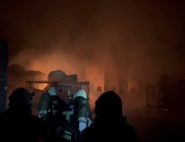 Kahramanmaraş’ta bir fabrikada çıkan yangın itfaiye ekiplerinin müdahalesiyle kontrol altına