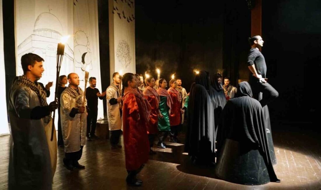 Kahramanmaraş Büyükşehir Belediyesinin Sahne Maraş Tiyatro Okulu öğrencileri, Filistin’in mücadelesini