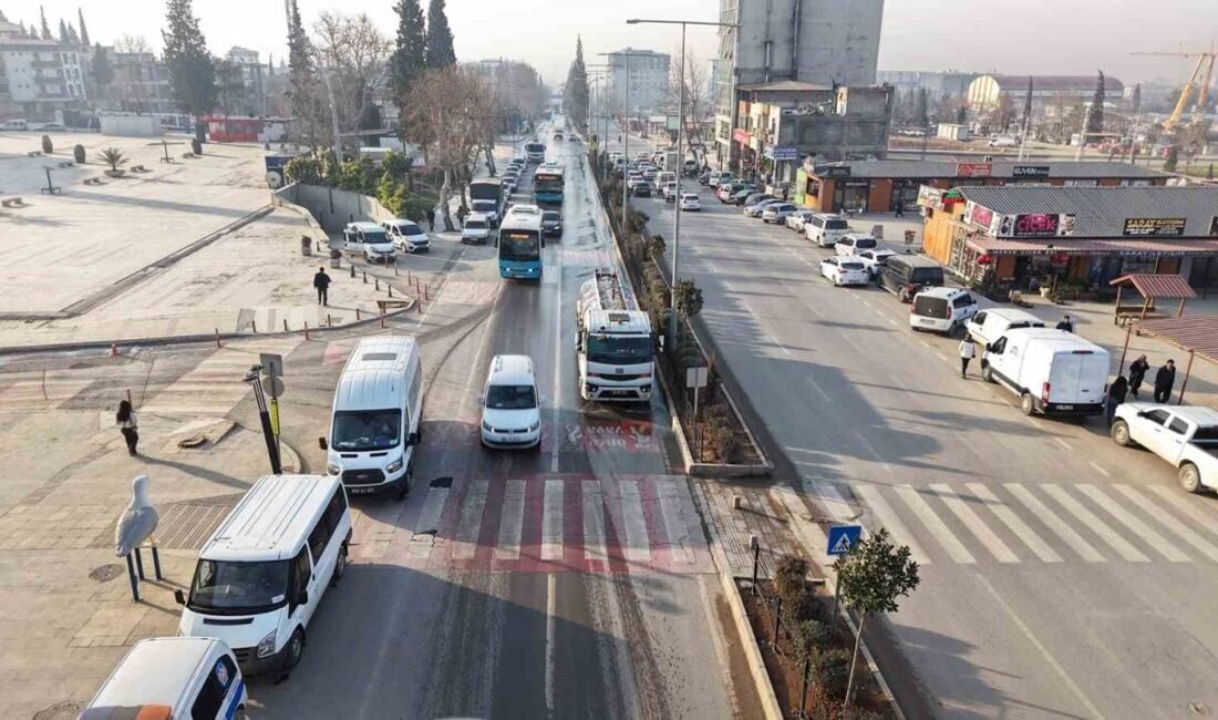 Kahramanmaraş Büyükşehir Belediyesi, şehir merkezinde süren inşa faaliyetlerinin oluşturduğu tozu