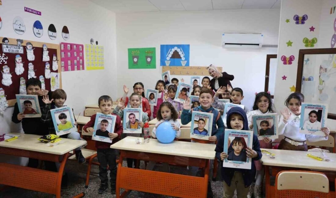 Kahramanmaraş’ın Dulkadiroğlu İlçesinde konteyner kentteki Karacasu Ferhuş İlkokulu’nda öğrenciler karne